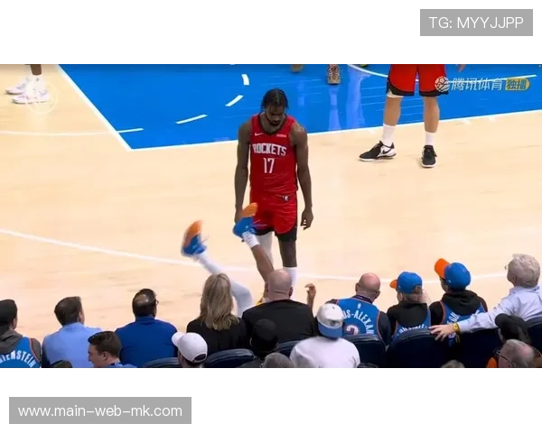 伊森犯规后对以赛亚-乔喷垃圾话,被裁判吹罚技术犯规 伊森犯规后对以赛亚-乔喷垃圾话,被裁判吹罚技术犯规